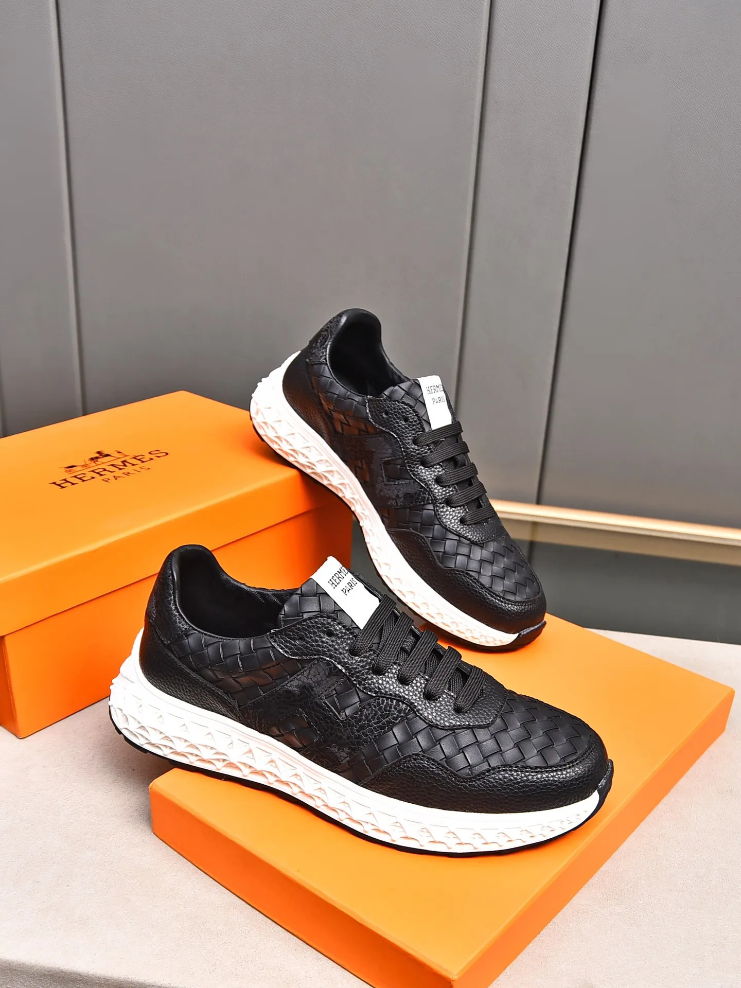 📛📛📛Men's Shoes💰P420 (Hermes)🆕Men's color-blocked sneakers, decorated with textured calfskin details. Spliced ​​with original cowhide, this shoe draws inspiration from the equestrian world, integrating technical details and practical functions. Breathable mesh, original combination outsole, high-end quality, every detail is perfectly combined! Size: 38-44 (45 can be customized)